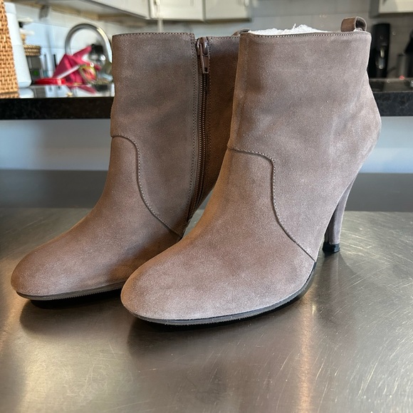 NINE WEST taupe suede booties - Picture 7 of 8